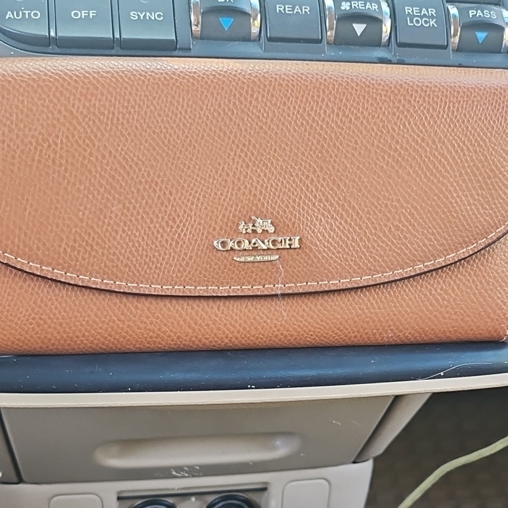 GREAT DEAL DONT MISS OUT Beautiful Coach Tan Leather Women's Wallet